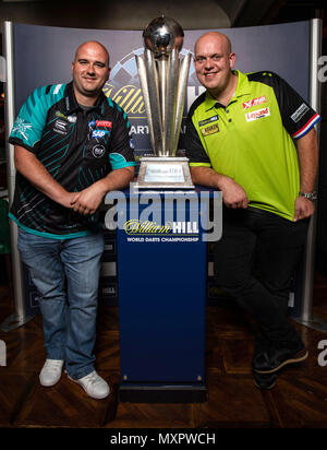 La corrente William Hill Campione del Mondo Rob Cross (sinistra) e il mondo attuale no.1 Michael van Gerwen pongono durante il photocall di Smith & Wollensky ristorante, Londra. Stampa foto di associazione. Picture Data: lunedì 4 giugno 2018. Vedere PA storia freccette Londra. Foto di credito dovrebbe leggere: Steven Paston/PA FILO Foto Stock