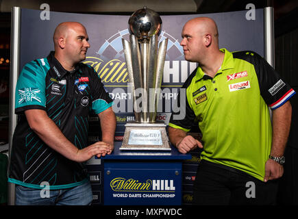 La corrente William Hill Campione del Mondo Rob Cross (sinistra) e il mondo attuale no.1 Michael van Gerwen pongono durante il photocall di Smith & Wollensky ristorante, Londra. Foto Stock