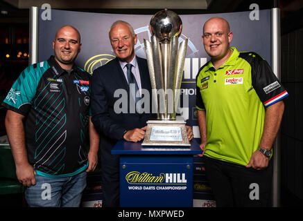 L'attuale campione del mondo di William Hill Rob Cross (a sinistra), presidente della Matchroom sport Barry Hearn (al centro) e l'attuale mondo no.1 Michael van Gerwen posa durante la fotocall allo Smith & Wollensky Restaurant, Londra. Foto Stock