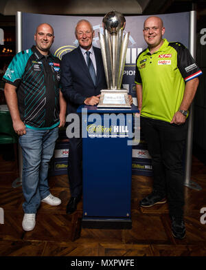 La corrente William Hill Campione del Mondo Rob Cross (sinistra), presidente di Matchroom Sport Barry Hearn (centro) e il mondo attuale no.1 Michael van Gerwen pongono durante il photocall di Smith & Wollensky ristorante, Londra. Foto Stock