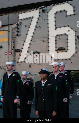 161202-N-OY799-013 Yokosuka, Giappone (dec. n. 02, 2016) marinai preparare al ritiro nazionale di alfiere in serata durante i colori sul ponte di volo della portaerei USS Ronald Reagan (CVN 76), dopo aver completato un programma tre mesi di pattugliamento nell Indo-Asia-regione del Pacifico. Durante la pattuglia, Ronald Reagan ha partecipato a esercitazioni Valiant scudo, invincibile spirito e appassionato di spada, progettato per migliorare le operazioni militari congiunte con i paesi partner in tutta la regione. L'equipaggio anche completato il suo livello unità Assessment-Sustainment per la formazione e la manutenzione e la gestione del materiale di valutazione. Ronal Foto Stock