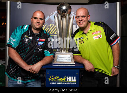 La corrente William Hill Campione del Mondo Rob Cross (sinistra) e il mondo attuale no.1 Michael van Gerwen pongono durante il photocall di Smith & Wollensky ristorante, Londra. Foto Stock