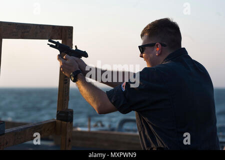 161119-N-EO381-155 GOLFO ARABICO (nov. 19, 2016) Petty Officer di terza classe Trevor Philpot, assegnati alle visite-missile destroyer USS Nitze (DDG 94), partecipa a un M9 pistol qualificazione. Philpot serve Nitze di bordo come un tecnico elettronico ed è responsabile per la manutenzione, la riparazione e la calibrazione a bordo apparecchiature elettroniche. Nitze, distribuito come parte di Eisenhower Carrier Strike gruppo, è di sostenere le operazioni di sicurezza marittima e di teatro la cooperazione in materia di sicurezza gli sforzi negli Stati Uniti Quinta Flotta area di operazioni. (U.S. Navy foto di Sottufficiali di terza classe Casey J. Hopkins) Foto Stock