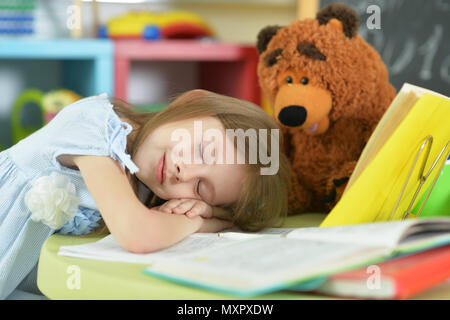 Stanco schoolgirl sleeping Foto Stock