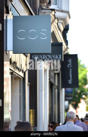 Il logo del marchio della H&M Group abbigliamento donna rivenditore COS, Covent Garden di Londra. Foto Stock