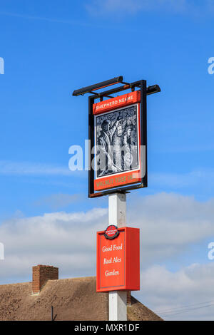 Il Walnut Tree pub segno, un pastore Neame pub di Aldington, Kent, Regno Unito Foto Stock