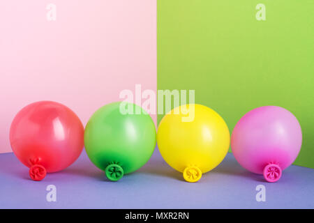 Set di aria colorati palloncini pastello su sfondo colorato. Copia spazio, vista laterale, vicino, design minimale. Stato d'animo positivo concetto. Foto Stock