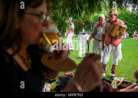 Thaxted Morris Weekend 2-3 giugno 2018 Thaxted Morris e Country Dancing in Margaret Street Gardens dopo il weekend principale dancing aveva finito. Foto Stock