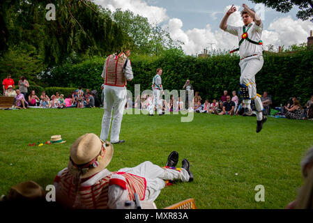 Thaxted Morris Weekend 2-3 giugno 2018 Thaxted Morris e Country Dancing in Margaret Street Gardens dopo il weekend principale dancing aveva finito. Brothe Foto Stock