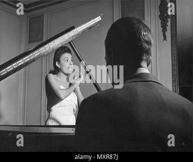 Jazz cantante e attrice Lena Horne eseguendo. Foto di Ray Pinney, circa 1950. Foto Stock