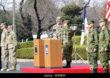 CAMP KENGUN, Komamoto Prefettura, Giappone - Lt. Gen. Stephen Lanza, comandante generale, ho Corps, scuote le mani Lt. Gen. Kiyoshi Ogawa, comandante generale, Giapponese esercito occidentale. Esercizio Yama Sakura 71 è annualmente un posto di comando esercizio co-sponsorizzato da U.S. Pacifico esercito e il JGSDF a Camp Kengun da Dic. 1-13. Lo scopo di questo esercizio è di migliorare gli Stati Uniti e il Giappone del combat readiness e interoperabilità mentre il rafforzamento delle relazioni bilaterali e la dimostrazione di risolvere gli Stati Uniti a sostenere gli interessi della sicurezza dell alleati e partner in Indo-Asia-regione del Pacifico. Durante l'esercizio, U.S. Foto Stock