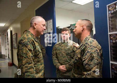 Cappellano del Marine Corps e vice capo dei cappellani, U.S. Navy Adm posteriore. Brent W. Scott, visite Marine Corps Air Station Miramar, San Diego, California, 30 Nov 2016. Durante la sua visita ha tenuto una spirituale conferenza fitness e parlava di varie unità circa le loro attività quotidiane. (U.S. Marine Corps photo by Lance Cpl. Nadia J. Stark/rilasciato) Foto Stock