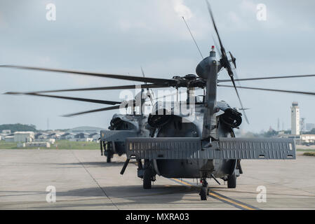 Stati Uniti Air Force HH-60G spianare i falchi dal XXXIII Rescue Squadron preparare a decollare nov. 30, 2016 a Kadena Air Base, Giappone. Il Pave Hawk è un bimotore medio sollevamento azionata in elicottero da combattimento aereo comando, Pacific Air Forces, aria di istruzione e di formazione comando, U.S. Forze aeree in Europa, Air National Guard e Air Force comando Reserve. (U.S. Air Force foto di Airman 1. Classe Corey Pettis/rilasciato) Foto Stock