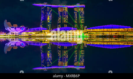 Singapore - Aprile 28, 2018: Singapore Waterfront Marina Bay con Marina Bay Sands Casino Hotel e ArtScience Museum. Scena notturna. Singapore skyline r Foto Stock