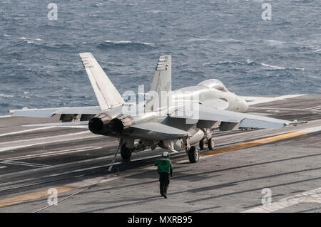 161130-N-JO245-015 OCEANO ATLANTICO (nov. 30, 2016) Un F/A-18C Hornet attaccato al 'Golden Warriors' di Strike Fighter Squadron (VFA) 87 atterra sul ponte di volo della portaerei USS George H.W. Bussola (CVN 77). GHWB è in corso un conduttore composito unità di formazione Esercizio (COMPTUEX) con il George H.W. Bush Carrier Strike gruppo in preparazione per una prossima distribuzione. (U.S. Navy foto di Sottufficiali di terza classe Matlage Matt/rilasciato) Foto Stock