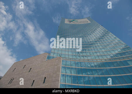 Milano Italia 30aprile 2018:moderno edificio in acciaio e vetro, sede del consiglio regionale della Lombardia Foto Stock