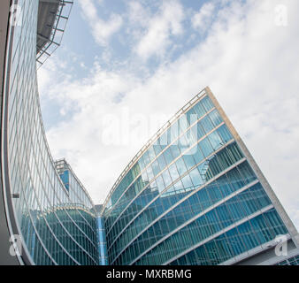 Milano Italia 30aprile 2018:moderno edificio in acciaio e vetro, sede del consiglio regionale della Lombardia Foto Stock