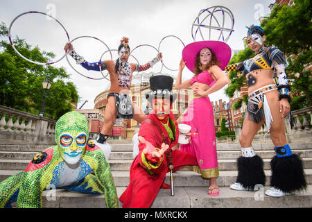 Membri del cast dal Cirque du Soleil fuori la Royal Albert Hall di Londra per annunciare il ritorno della produzione Totem per la sede nel 2018. Foto Stock