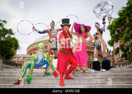 Membri del cast dal Cirque du Soleil fuori la Royal Albert Hall di Londra per annunciare il ritorno della produzione Totem per la sede nel 2018. Foto Stock