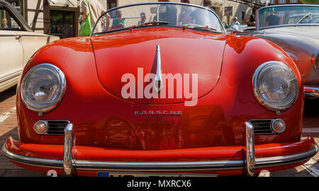 Wolfsburg, Bassa Sassonia, Germania, 27 Maggio 2018: Rosso Porsche 356 convertibili dalla parte anteriore a oldtimer meeting, Fallersleben Foto Stock