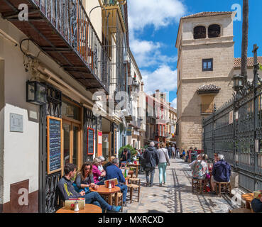 Cafe su Calle San Agustín guardando verso il Museo di Picasso, Malaga, Costa del Sol, Andalusia, Spagna Foto Stock