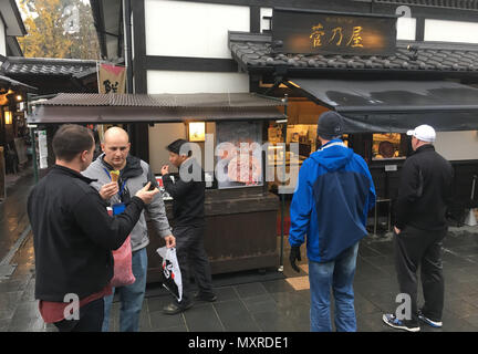 Stati Uniti I soldati dell esercito di visitare il Castello di Kumamoto durante un tour storico durante Yama Sakura (YS) 71. Yama Sakura è un annuale, esercizio bilaterale con il JGSDF e U.S. Militari. Lo scopo di questo esercizio è di migliorare gli Stati Uniti e il Giappone del combat readiness e interoperabilità mentre il rafforzamento delle relazioni bilaterali e la dimostrazione di risolvere gli Stati Uniti a sostenere gli interessi della sicurezza dell alleati e partner in Indo-Asia-regione del Pacifico. (U.S. Navy foto di Sottufficiali di prima classe Anthony R. Martinez/rilasciato) Foto Stock