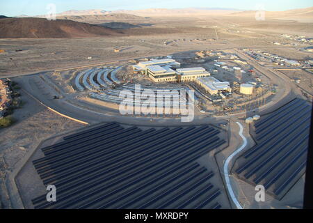 La costruzione della nuova Fort Irwin esercito di erbaccia Comunità Ospedale a Fort Irwin, California, è più di 80 precent completato. Un 7.6 acri di impianti fotovoltaici (PV) array e un solare termico array, genererà 2,4 megawatt di potenza e l'energia solare termica array fornirà una maggior parte dell'acqua calda l'ospedale richiede. Il nuovo ospedale Progetto consiste di un 216.000 piedi quadrati struttura ospedaliera che fornirà il soldato e famiglia cura del paziente, medicina di emergenza e una ampia varietà di supporto clinico. Inoltre il progetto include un 9,000-piazza-piede il rinnovo della Maria E. Walker Ce Foto Stock