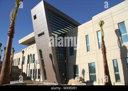 Esterno del lato sud di Fort Irwin esercito di erbaccia Comunità Ospedale prese Nov 22. Gli Stati Uniti Esercito di ingegneri di Los Angeles District è la costruzione del nuovo ospedale Progetto che consiste di un 216.000 piedi quadrati struttura ospedaliera che fornirà il soldato e famiglia cura del paziente, medicina di emergenza e una ampia varietà di supporto clinico. Inoltre il progetto include un 9,000-piazza-piede il rinnovo della Maria E. Walker Centro e costruzione di un eliporto, ambulanza shelter e central utilities pianta. La struttura sorge a essere il LEED Platinum, net-zero, carbonio-ospedale di folle che Foto Stock