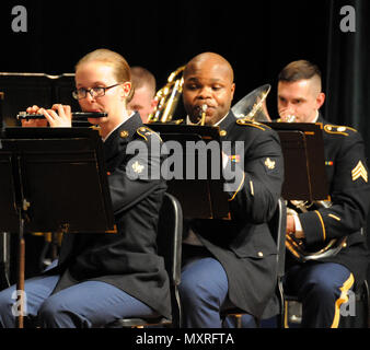 Spc. Natalie Harper (sinistra), un flutists dalla lettura, Pennsylvania assegnati per gli Stati Uniti Esercito della riserva 78a banda armata, esegue con i suoi compagni di band durante il 78esimo di vacanza Dec. concerto 3 in Pemberton, New Jersey. Ulteriori informazioni circa la 78a può essere trovato sulla loro pagina di Facebook. Foto Stock