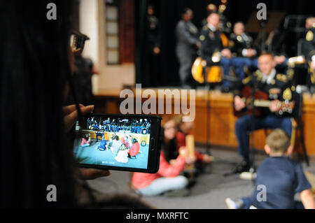 I bambini partecipano in un sing-un-lungo con Staff Sgt. Giuseppe giovani. Young è assegnato per gli Stati Uniti Esercito della riserva 319Army Band fuori di Fort Totten, New York. I giovani e gli altri membri del 319giocato con la 78a banda armata durante la loro vacanza concerto 3 Dicembre in Pemberton, New Jersey. Ulteriori informazioni circa la 78a può essere trovato sulla loro pagina di Facebook. Foto Stock