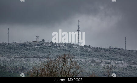 Torri di comunicazione sulla montagna con la neve Foto Stock