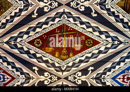 Il simbolo della stella Libra come illustrato nel disegno del soffitto della chiesa dell'abbazia di Waltham in Essex, Inghilterra Foto Stock