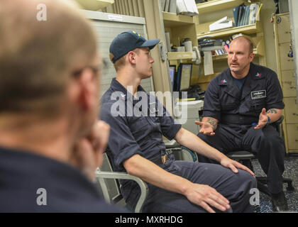 161130-N-CS953-004 OCEANO ATLANTICO (nov. 29, 2016) Master Chief Petty Officer Jan Rega, a sinistra il comando master chief della USS Mahan (DDG 72), ascolta come Sottufficiali di prima classe Woellhof Derek, a destra il comando carriera consigliere, colloqui con Petty Officer di terza classe Conor Odum, centro circa le realizzazioni attuali e future scelte di carriera. USS Mahan è negli Stati Uniti Sesta flotta area di operazioni a sostegno degli Stati Uniti per gli interessi di sicurezza nazionali in Europa. (U.S. Navy foto di Sottufficiali di prima classe Tim Comerford/rilasciato) Foto Stock