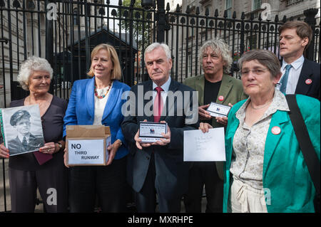 A Downing Street, Londra, Regno Unito. 12 Settembre, 2016. Il cancelliere ombra e manodopera MP per Hayes e Harlington John McDonnell conduce una petizione consegnata Foto Stock