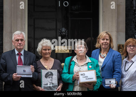 A Downing Street, Londra, Regno Unito. 12 Settembre, 2016. Il cancelliere ombra e manodopera MP per Hayes e Harlington John McDonnell conduce una petizione consegnata Foto Stock