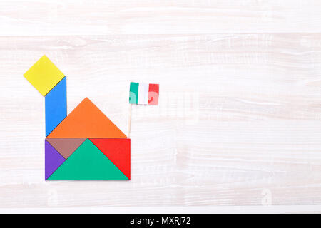 Da sopra il colpo di bright tangram mattoni composta in forma di casa con la bandiera italiana sulla parte superiore. Foto Stock
