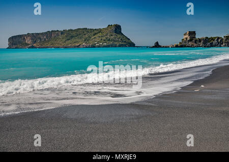 Isola di Dino, Dino Island, vista dalla sabbia nera vulcanica spiaggia al Mar Tirreno, vicino alla città di Praia a Mare, Calabria, Italia Foto Stock