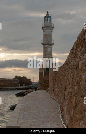 La vecchia casa di luce e il porto in inverno golden ore di luce, CHANIA, CRETA Foto Stock