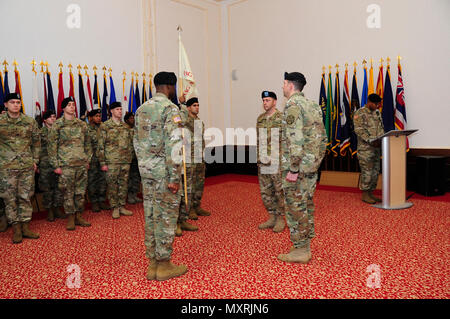 Col. Benjamin C. Jones, secondo da destra, U.S. Presidio militare di Ansbach commander, è unita da Capt. H. Matteo Sperber, terzo da destra, comandante uscente della USAG Ansbach presso la sede centrale e la sede di distacco; comandante in arrivo Capt. Olufemi O. Apata, a sinistra del centro; e Sgt. 1. Classe Alvin bianco, parzialmente oscurata, il distacco sergente, durante il passaggio della porzione di colori dell'unità di variazione del comando cerimonia di Von Steuben centro comunitario in Ansbach, Germania, 6 dicembre 2016. (U.S. Esercito Foto di Georgios Moumoulidis, TSC Ansbach) Foto Stock