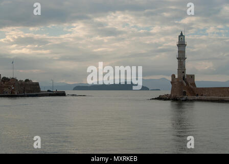 La vecchia casa di luce e il porto in inverno golden ore di luce, CHANIA, CRETA Foto Stock