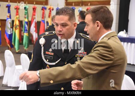 Sgt. 1. Classe Fredy Lugo dal permanente del Segretario Esecutivo della Conferenza degli eserciti americani parla con il Comandante Alberto Perez Monte dalla Spagna nel corso di una conferenza specializzata sui diritti dell'uomo. La Repubblica Dominicana esercito ha ospitato l'evento in Punta Cana il 2 dicembre, 2016. La conferenza ha lo scopo è stato quello di sviluppare una guida sulle norme e i principi dei diritti umani durante un aiuto in caso di catastrofe o di assistenza umanitaria missione dove le nazioni partner aiuterà il paese interessato. La Spagna è una nazione di osservatori della conferenza e non è un socio con diritto di voto. (U.S. Esercito foto di Sgt. 1 Foto Stock