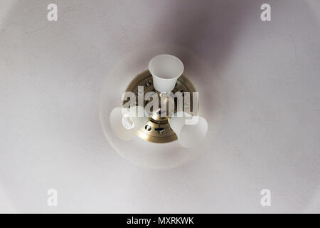 Classico ottone lucido Ventilatore da soffitto con luce in full motion. Foto Stock