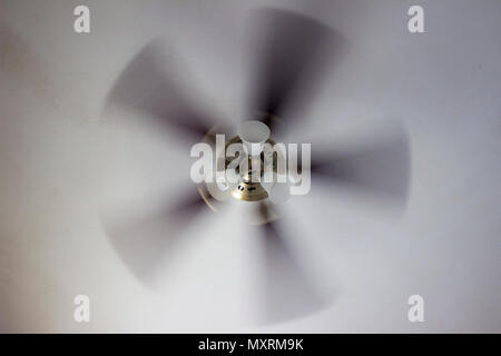 Classico ottone lucido Ventilatore da soffitto con luce in movimento. Foto Stock