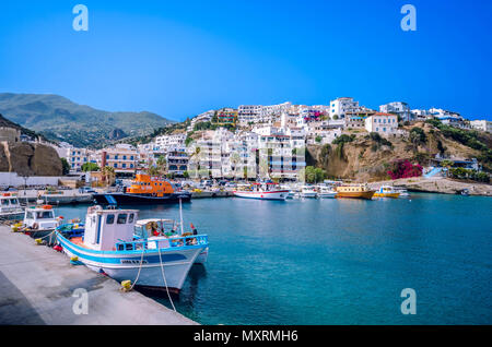 Agia Galini Creta - la famosa località balneare costruito sulle pendici di una montagna alta,guarda le infinite Mar Libico. Foto Stock