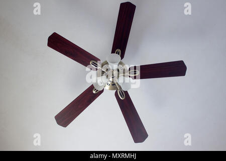 Classico ottone lucido Ventilatore da soffitto con luce di arresto completo. Foto Stock