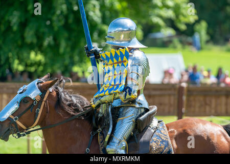 Un cavaliere in armatura a cavallo durante una giostra della concorrenza a Weald and Downland museo vivente in Singleton, West Sussex, Regno Unito. Foto Stock