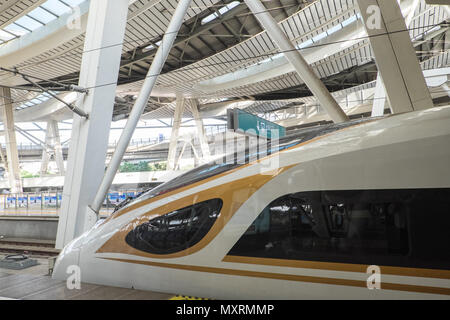 Bullet,il treno, il treno ad alta velocità,enorme,Beijing Sud,treno stazione,,passeggeri,Pechino,capitale,città,Repubblica Popolare Cinese,Cina,Chinese,Asia,asiatica, Foto Stock