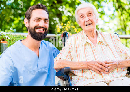 L'infermiera avente chat con il senior donna nella casa di cura Foto Stock