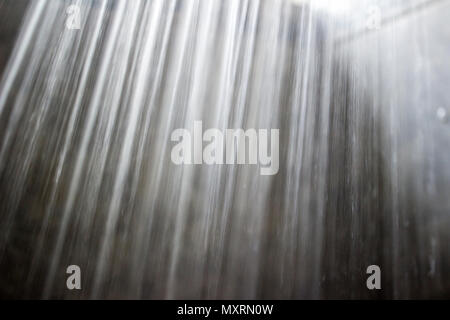 Dettaglio di close-up di una testa di doccia il flusso d'acqua. Foto Stock