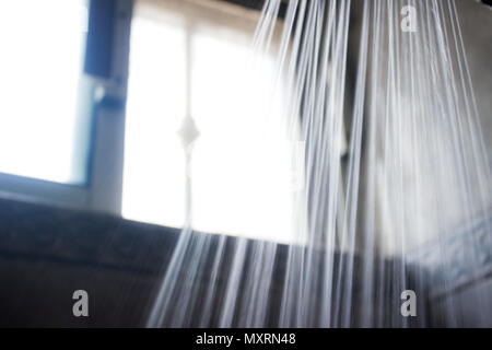 Close-up di una testa di doccia il flusso d'acqua. Foto Stock